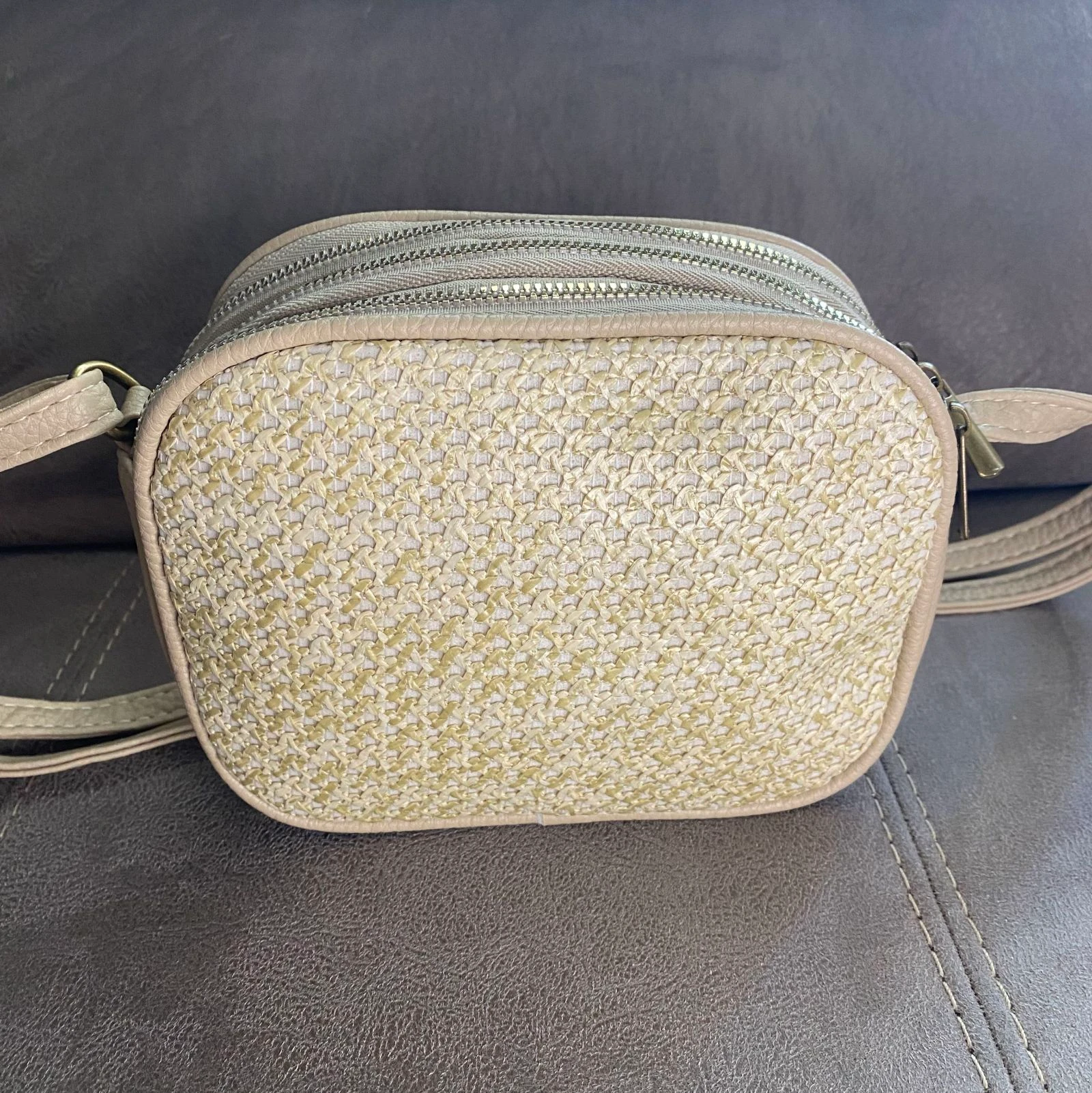 Kleine schoudertas van raffia en kunstleer beige – photo 5